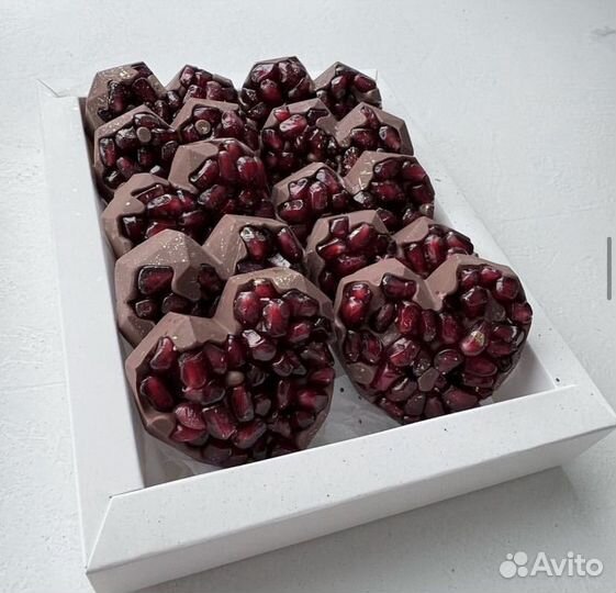 Гранат, ягоды в шоколаде