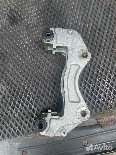 Скоба суппорта переднего левого Pajero 2