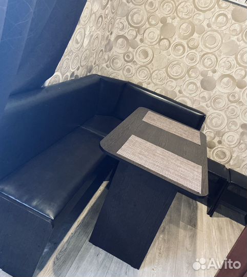 Кухонный уголок со столом