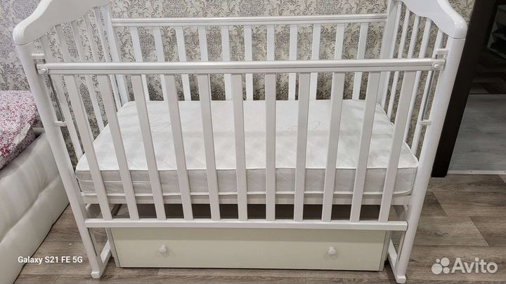 Детская кроватка с универсальным маятником