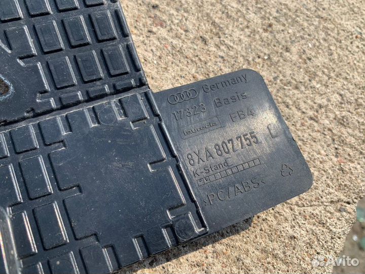 Крепление, кронштейн фароомывателя левый Audi A1