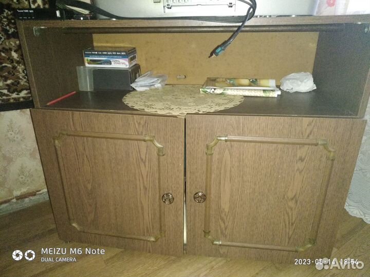 Продам тумбу под телевизор б\у