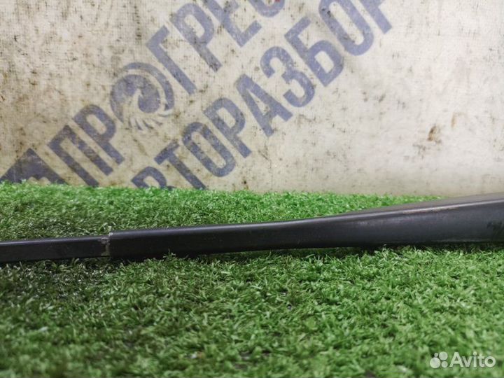 Поводок стеклоочистителей передний правый Renault