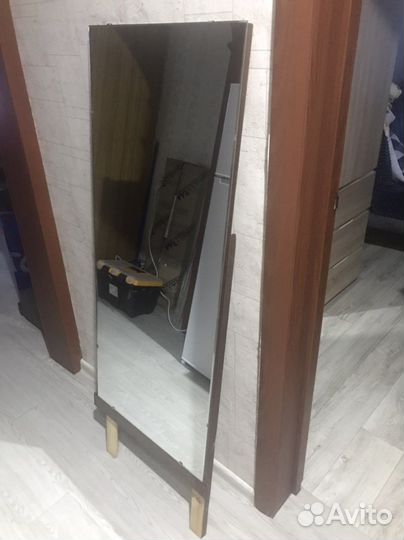 Зеркало на крепкой деревянной основе