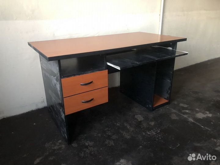 Стол для компьютера с ящиками