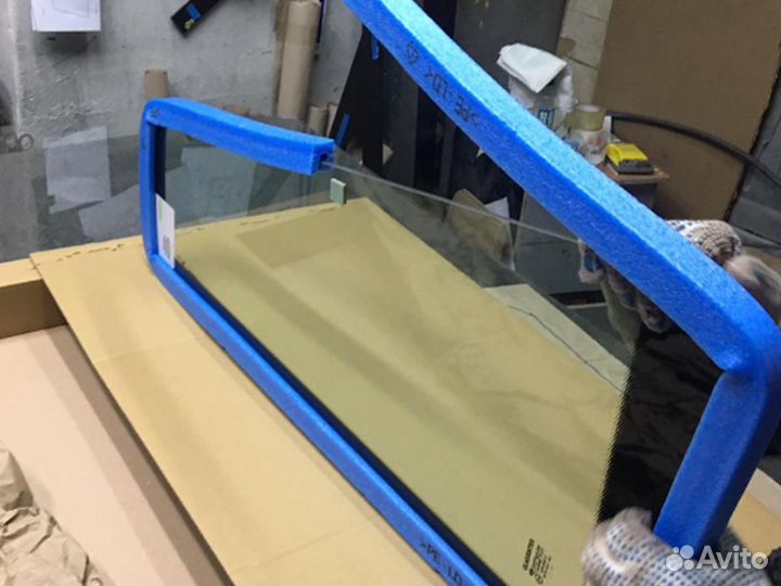 Стекло боковое правое переднее Johnston