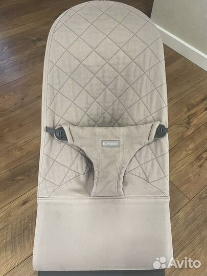 Шезлонг babybjorn с игрушкой