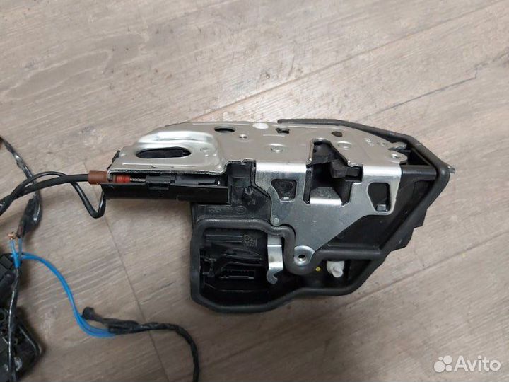 Замок двери задний левый Bmw 530 D F10 N57D30 2010