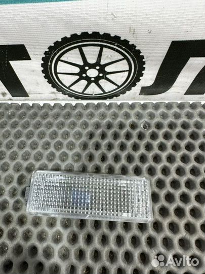 Плафон подсветки салона задний левый Land Rover