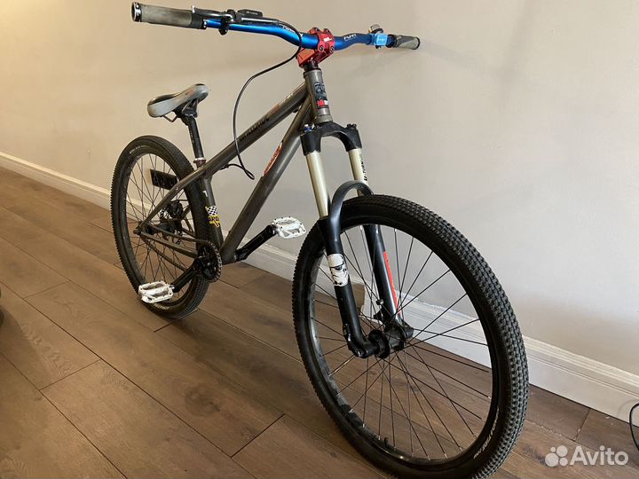 Велосипед дерт/стрит 26 Black Market/RockShox Pike
