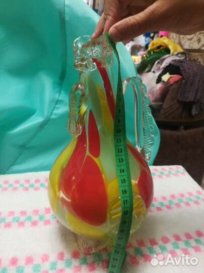 Цветное стекло, петух и рог