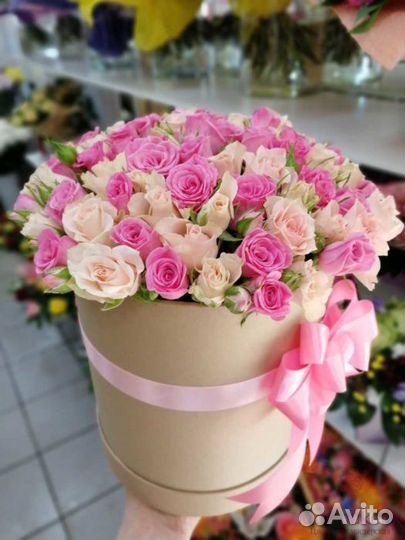 Кустовые розы в шляпной коробке