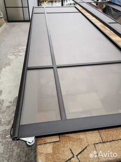 Двери купе с бронзовым матовым стеклом и зеркалом