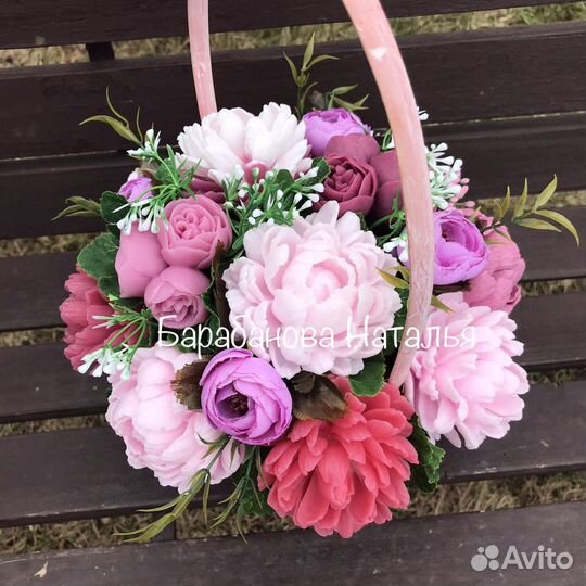 Букет пионов из мыла в корзине