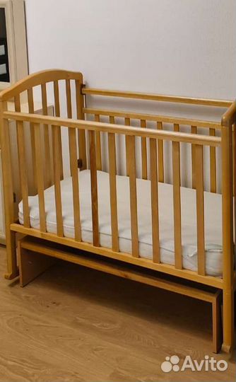 Детская кроватка с маятником и матрасом