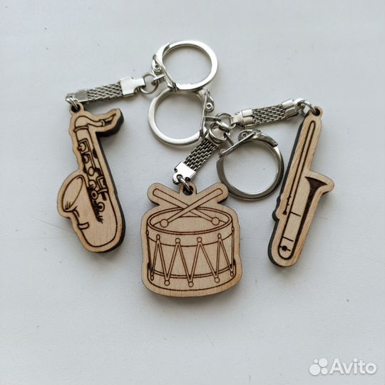 Различные изделия из фанеры, значки, брелоки