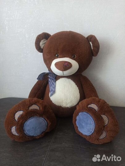 Большой плюшевый медведь