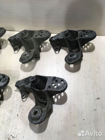 Кронштейн опоры двигателя Пассат Б5 4B0199351