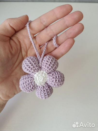 Брелок вязаный цветок