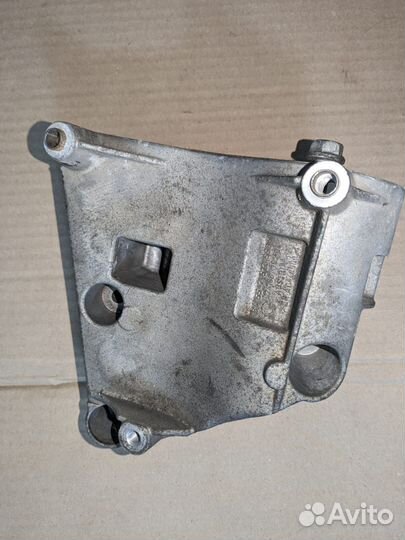 Опорный кронштейн компрессора кондиционера BMW