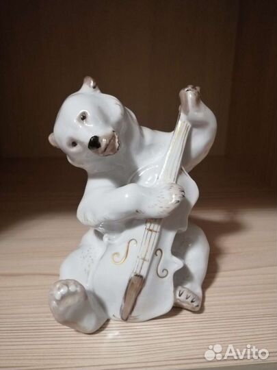 Статуэтка фарфоровая лфз Медведь с виолончелью