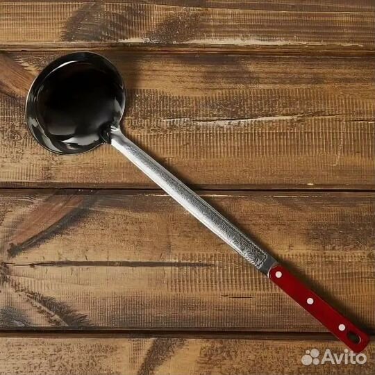 Средний половник с деревянной ручкой