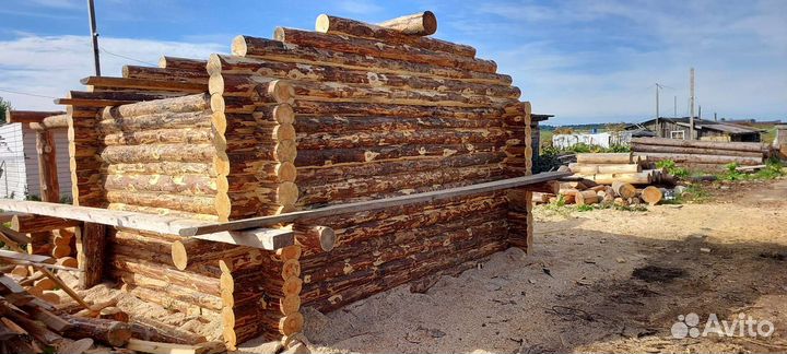 Сруб дома из бревна