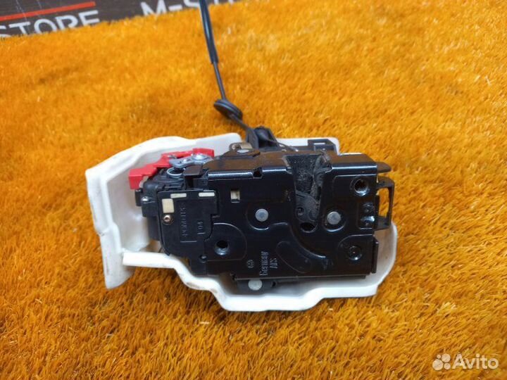 Замок двери передний левый Volkswagen Jetta 1K BWA