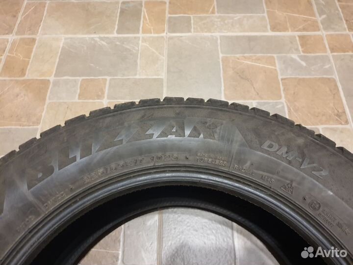 Bridgestone Blizzak DM-V2 225/65 R17