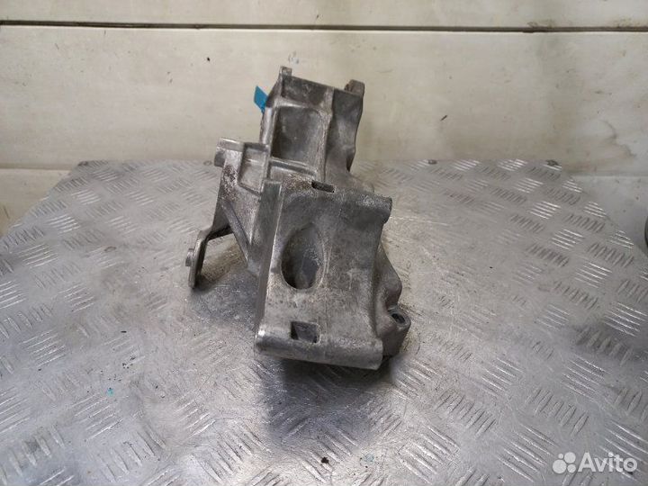 Кронштейн генератора Volkswagen Golf 4 1.6 16V AUS