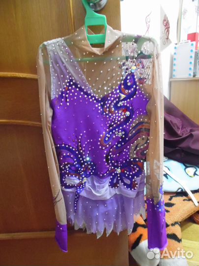 Купальники и предметы для художественной гимнастик