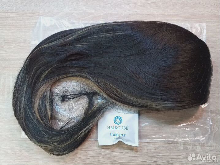 Парик из синтетических волос с светлыми прядями