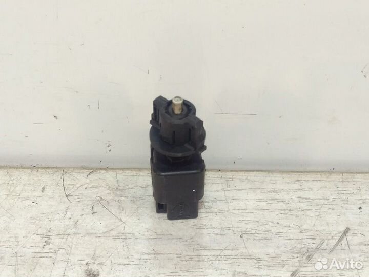 Концевик стоп сигнала Nissan Note E11 HR16DE 2008