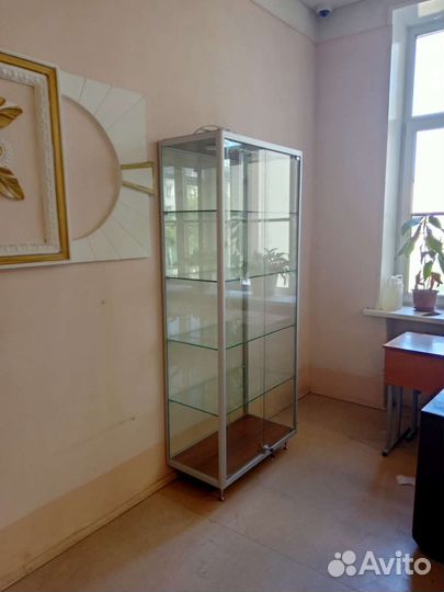 Витрина стеклянная из алюминиевого профиля