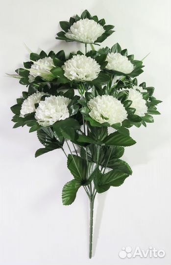 Искусственные цветы на кладбище