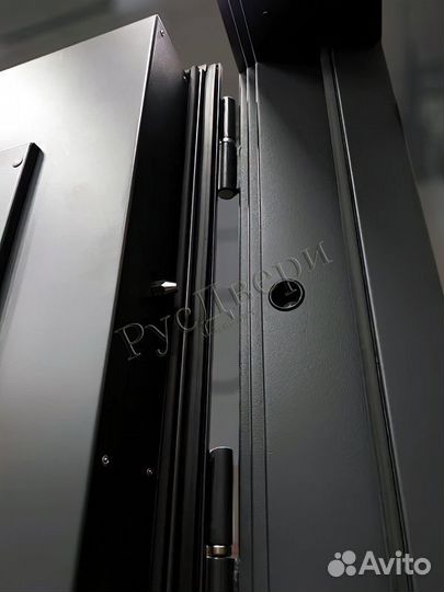 Противопожарная двустворчатая дверь с остеклением