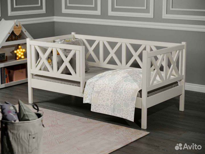 Кроватка с бортиком софа для малыша из массива