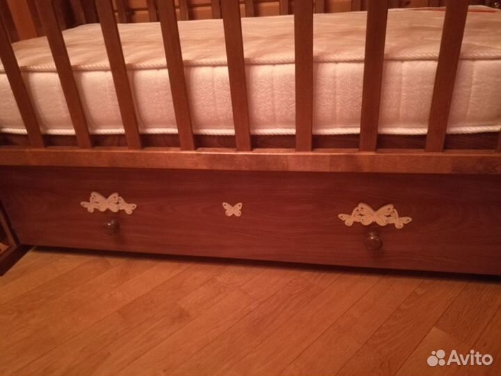 Детская кроватка с маятником, ящиком и матрасом