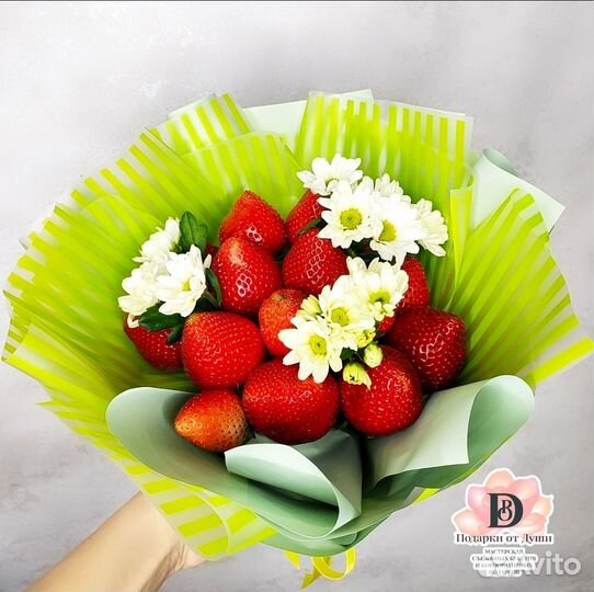 Букет из клубники и хризантемы - ромашки