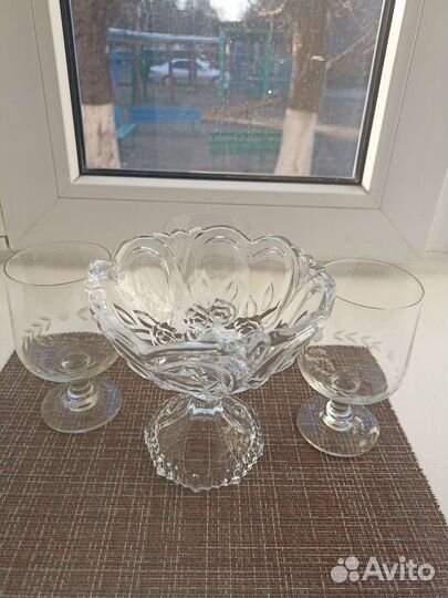 Ваза для конфет на ножке