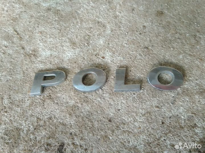 Буквы polo на крышке багажника