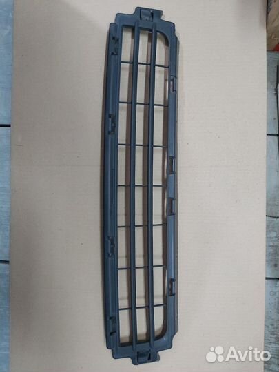 Решетка радиатора нижняя центральная на Volvo S40