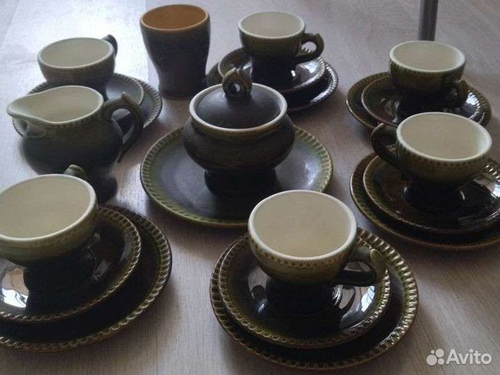 Чайные сервизы и чашки с блюдцами