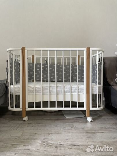 Детская кроватка с продольным маятником