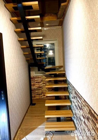 Облицовка лестничного металлокаркаса деревом