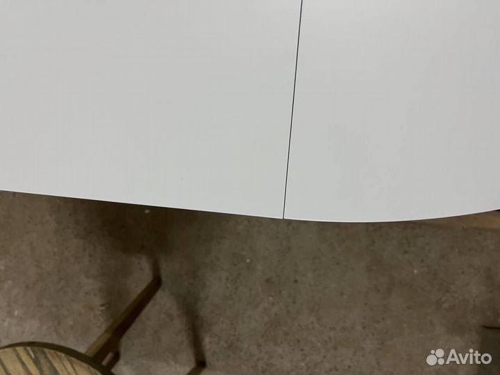 Стол обеденный белый