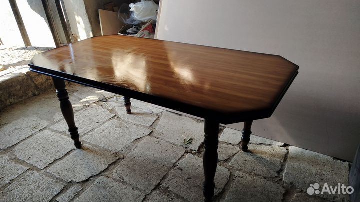 Стол обеденный