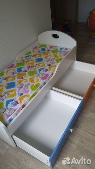 Мебель в детскую для дошкольника(кровать и стол)