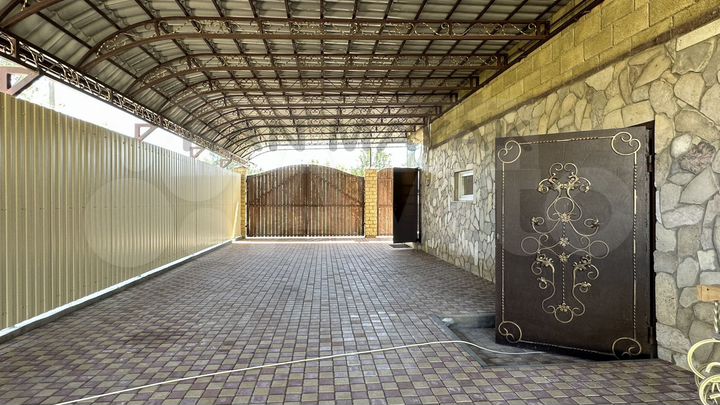 Дом 236,7 м² на участке 7 сот.