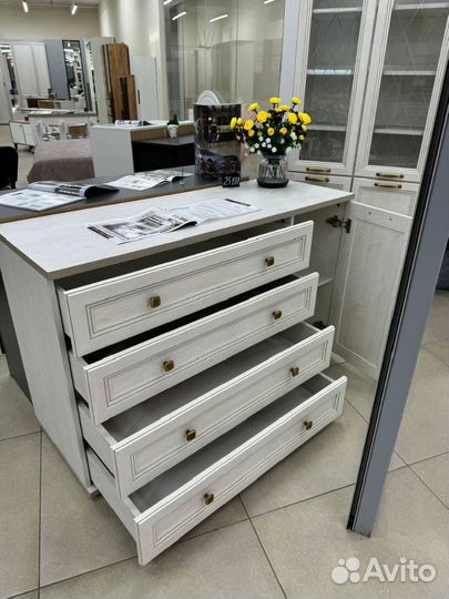 Комод большой Александрия